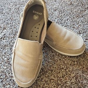 Womens Walu Canvas size 7 Crocs